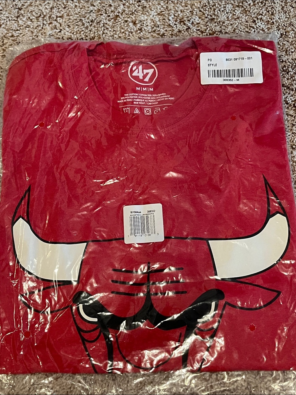 47 Red Chicago Bulls Bull Face Short Sleeve Tee